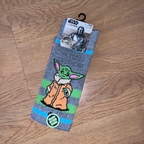 NWT Disney Star Wars - Baby Yoda “Grogu” Glow in the Dark Crew Socks - Picture 1 of 7